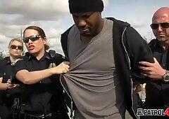 Amateur Raper maakt een zeer heet trio met twee rondborstig vrouwelijke politie