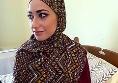 Árabe mujer en Hijab tiene sexo con hombre grande.