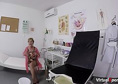 Mamalhuda Avózinha fica porno POV fodido por seu Médico