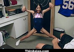 Gymnaste asiatique étiré par une grosse morsure blanche