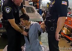 Anak laki-laki dan polisi video porno gay seksi telanjang ditembus oleh polisi